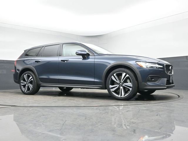 Used 2023 Volvo V60 B5 Cross Country Plus image 35