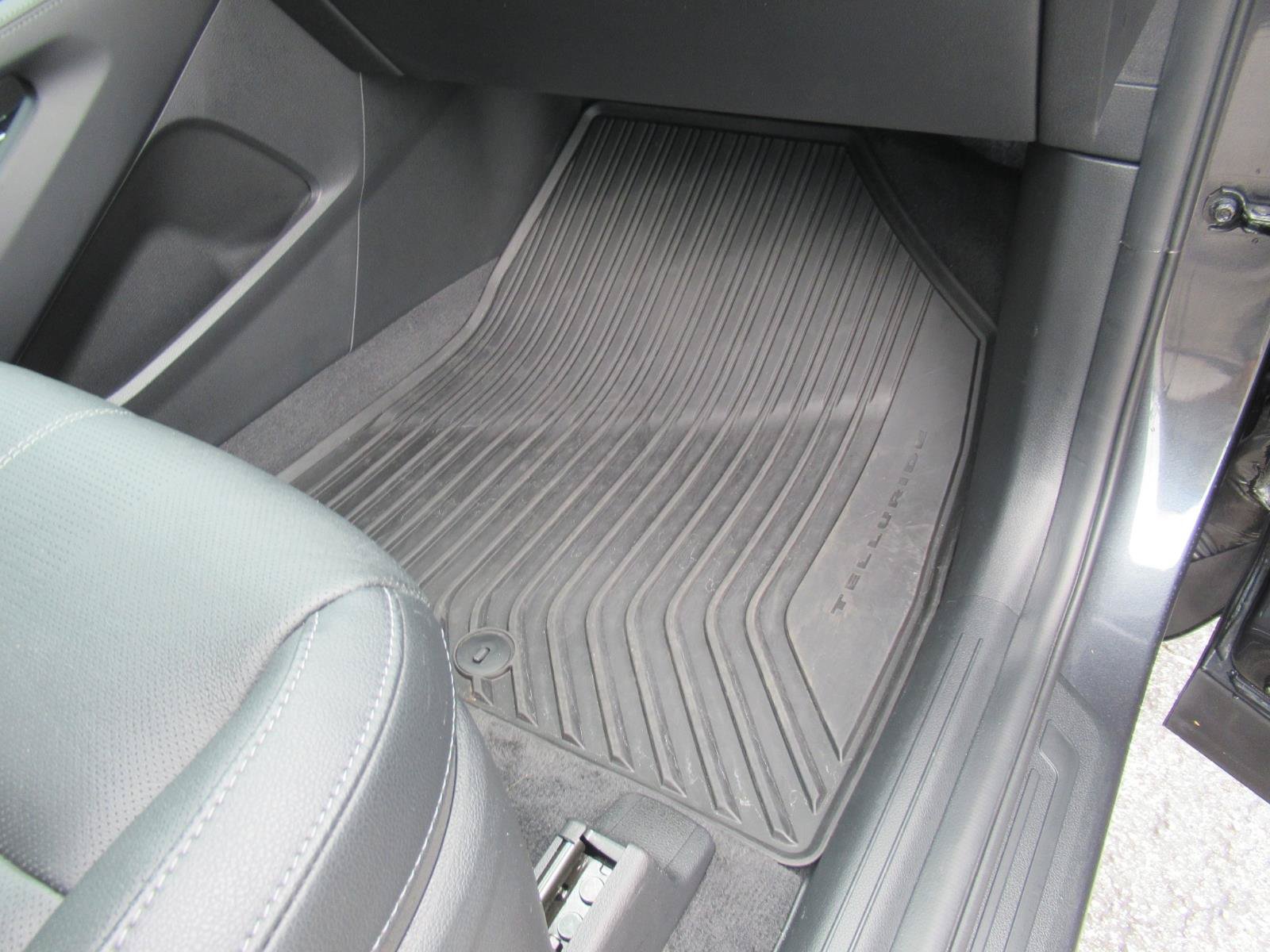 Used 2024 Kia Telluride EX w/ EX Captain's Chair Package FWD image 36