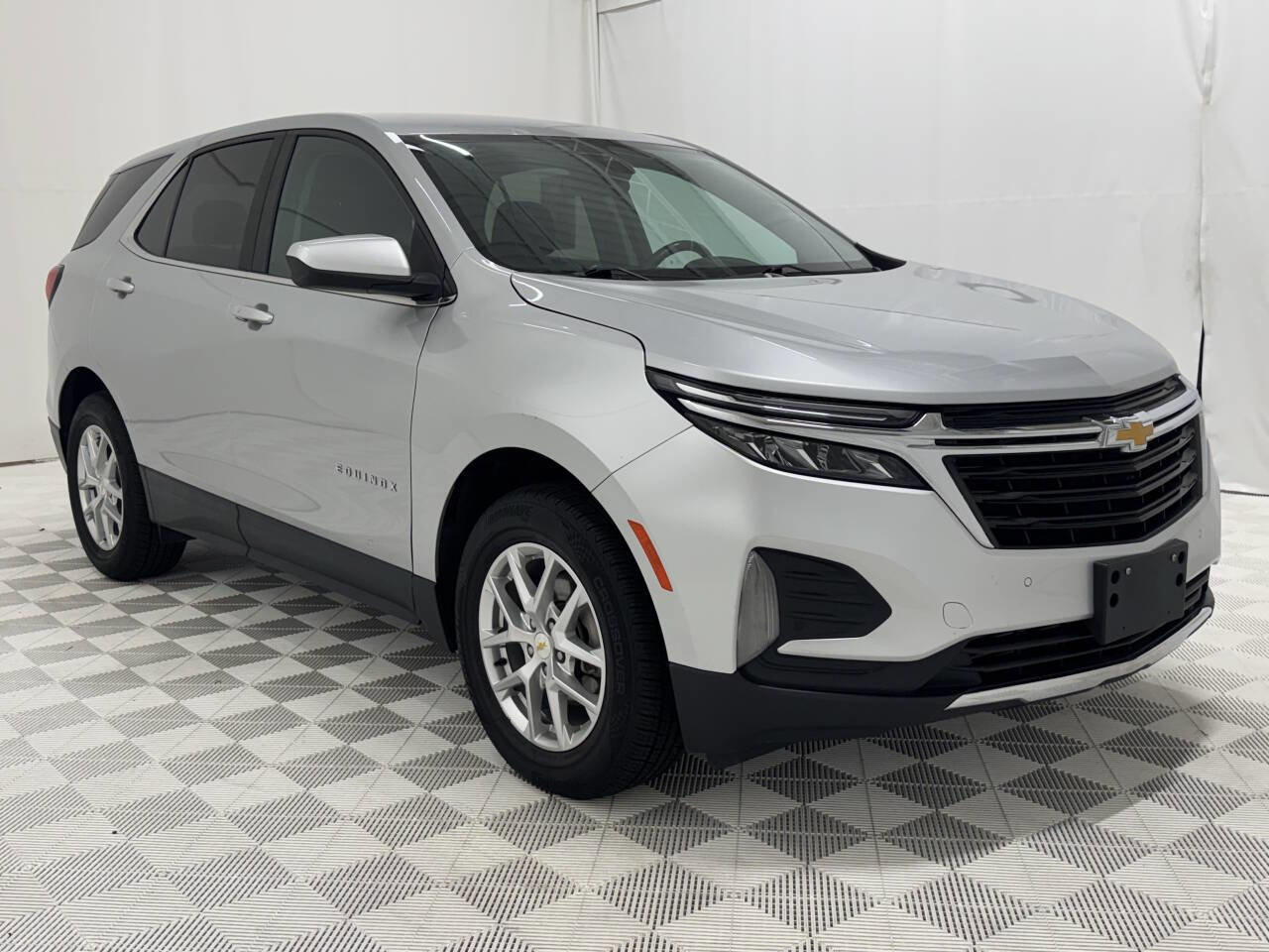 Used 2022 Chevrolet Equinox LT w/ Driver Convenience Package image 3