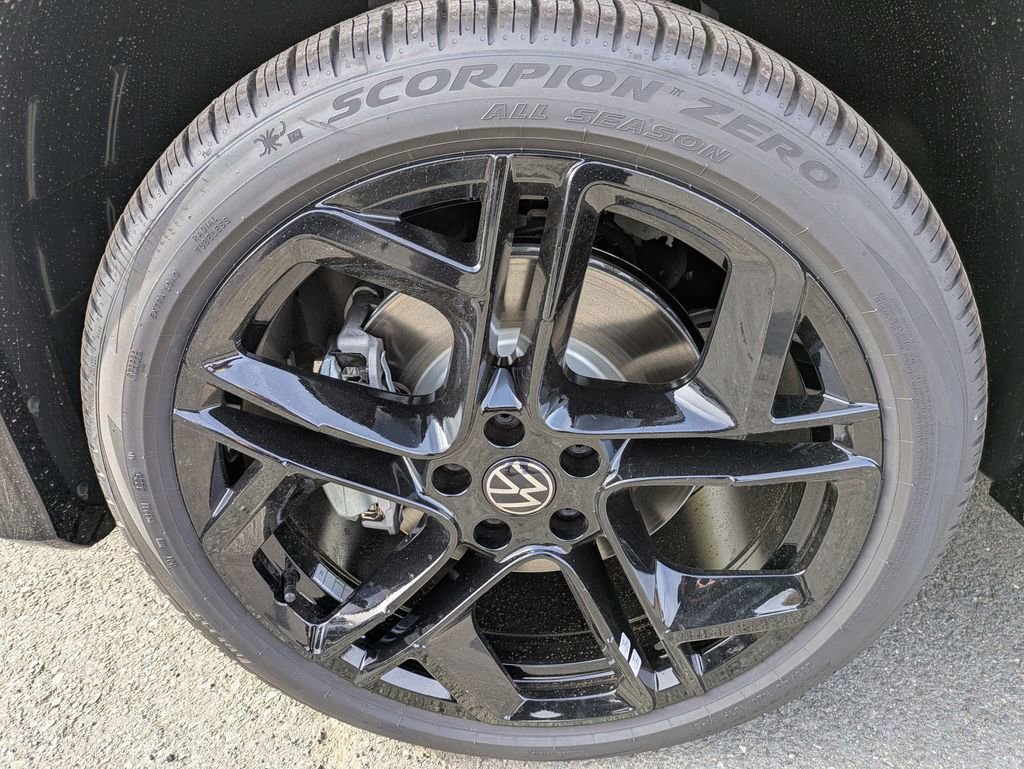 New 2026 Volkswagen Tiguan SE R-Line image 9