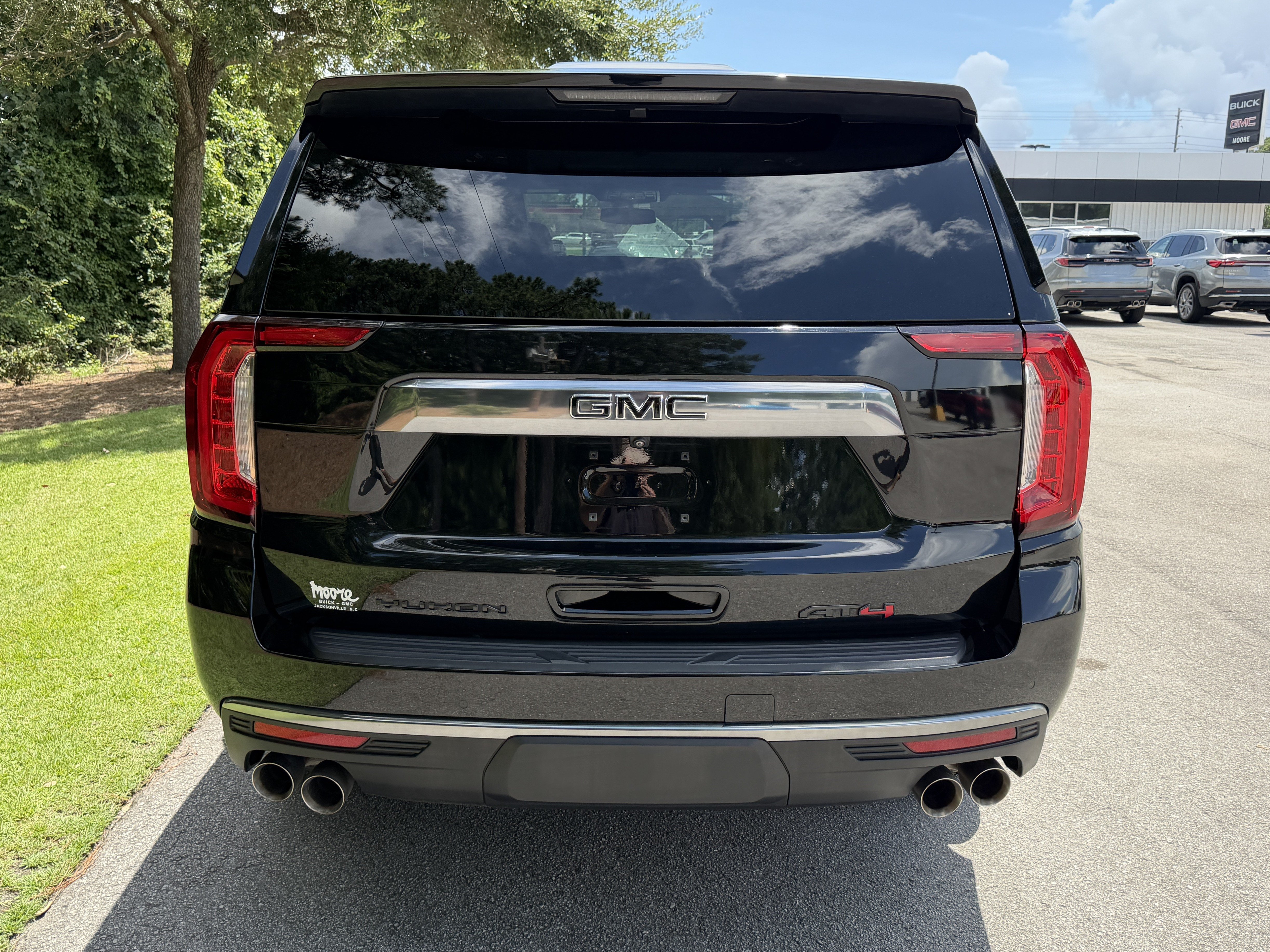 Used 2024 GMC Yukon AT4 w/ AT4 Premium Plus Package AWD/4WD image 9