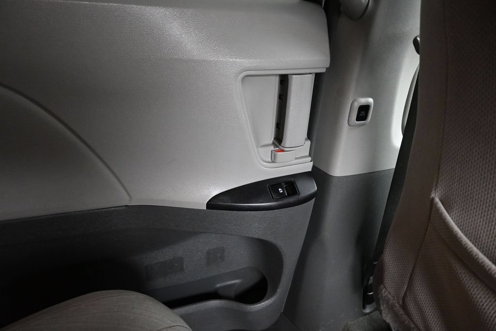 Used 2018 Toyota Sienna LE w/ Carpet Mat Package FWD image 43