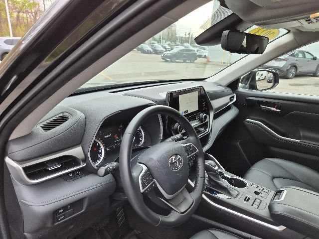 Used 2023 Toyota Highlander XLE AWD/4WD image 17