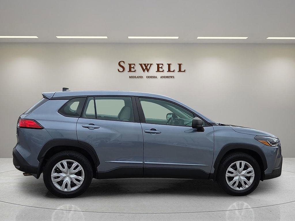 Used 2022 Toyota Corolla Cross L AWD/4WD image 6