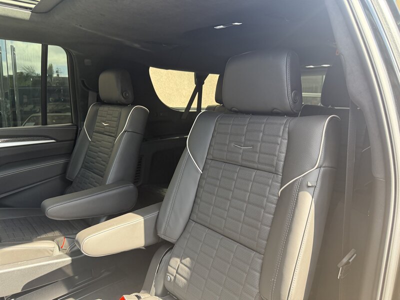 Used 2026 Cadillac Escalade ESV V AWD/4WD image 17