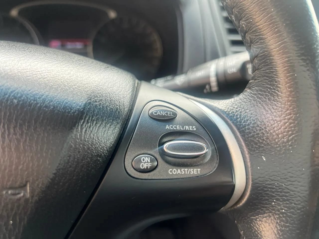 Used 2015 Nissan Pathfinder SV FWD image 8