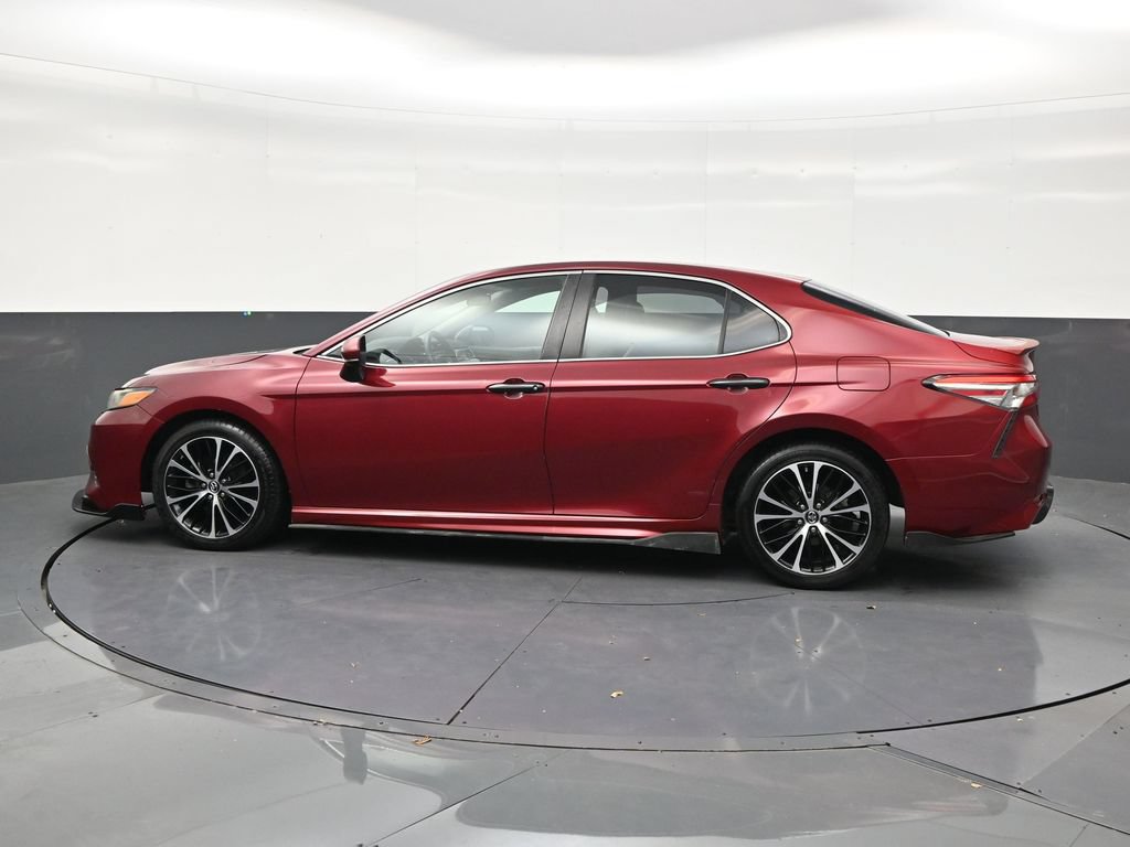 Used 2018 Toyota Camry SE FWD image 2