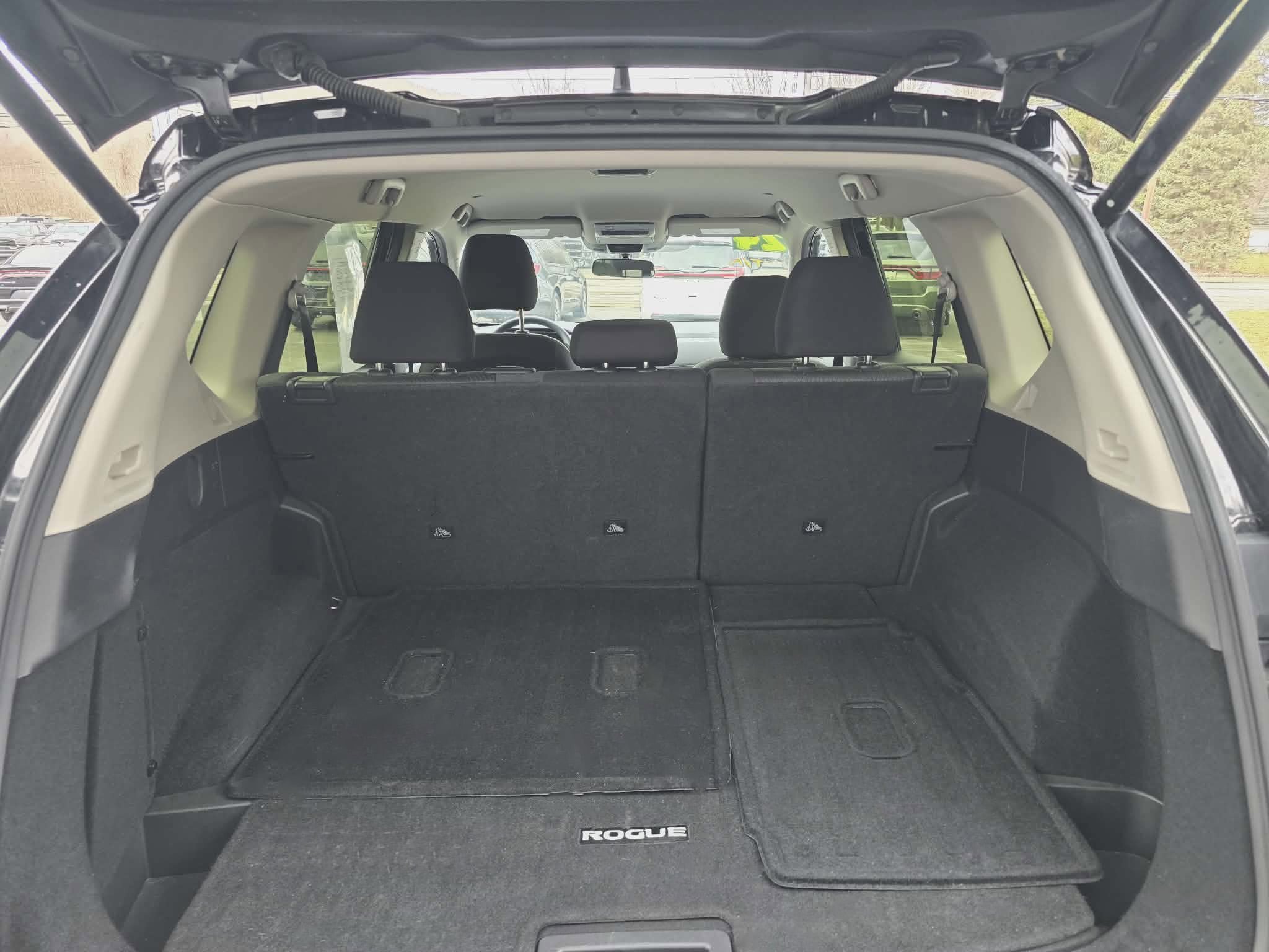 Used 2024 Nissan Rogue SV image 5