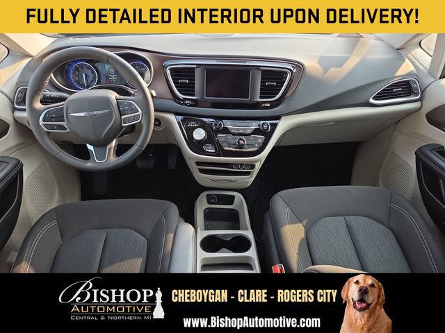 Used 2023 Chrysler Voyager LX FWD image 3