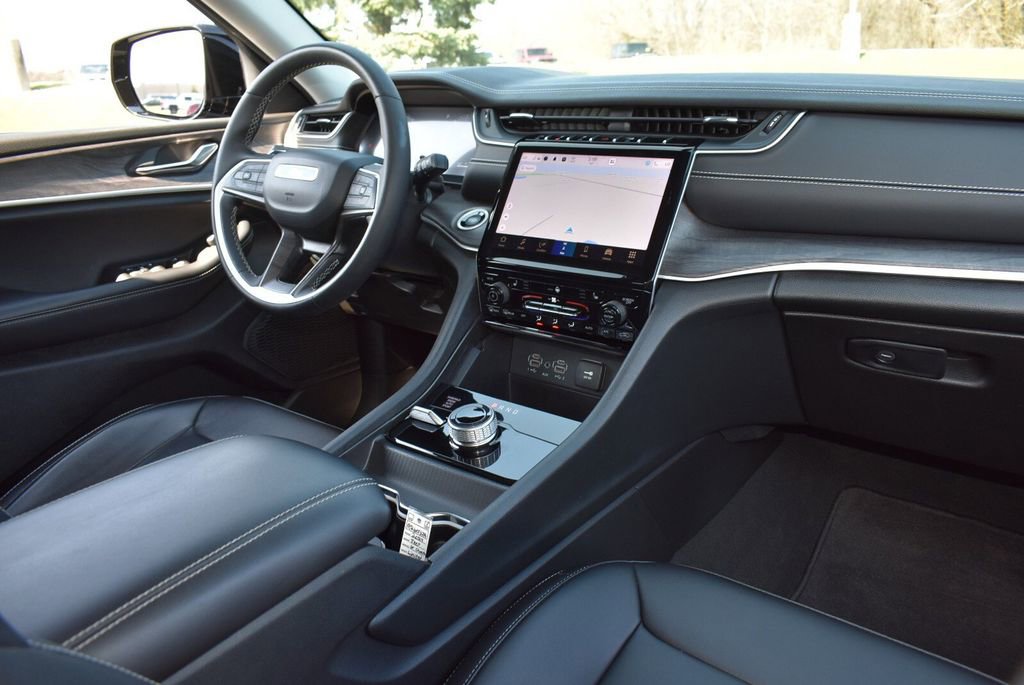 Used 2024 Jeep Grand Cherokee Limited image 31