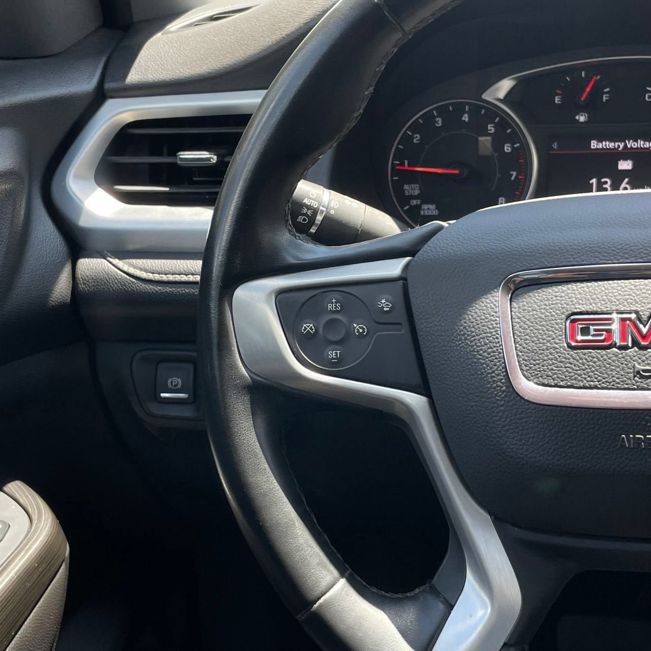 Certified 2023 GMC Acadia SLT FWD image 13
