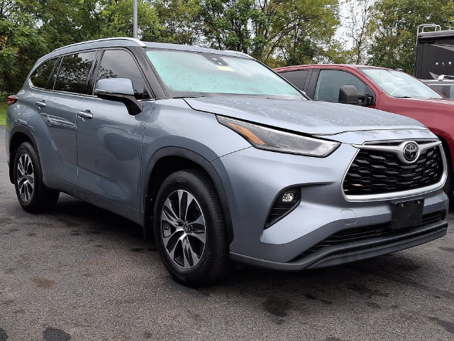 Used 2021 Toyota Highlander XLE AWD/4WD image 1