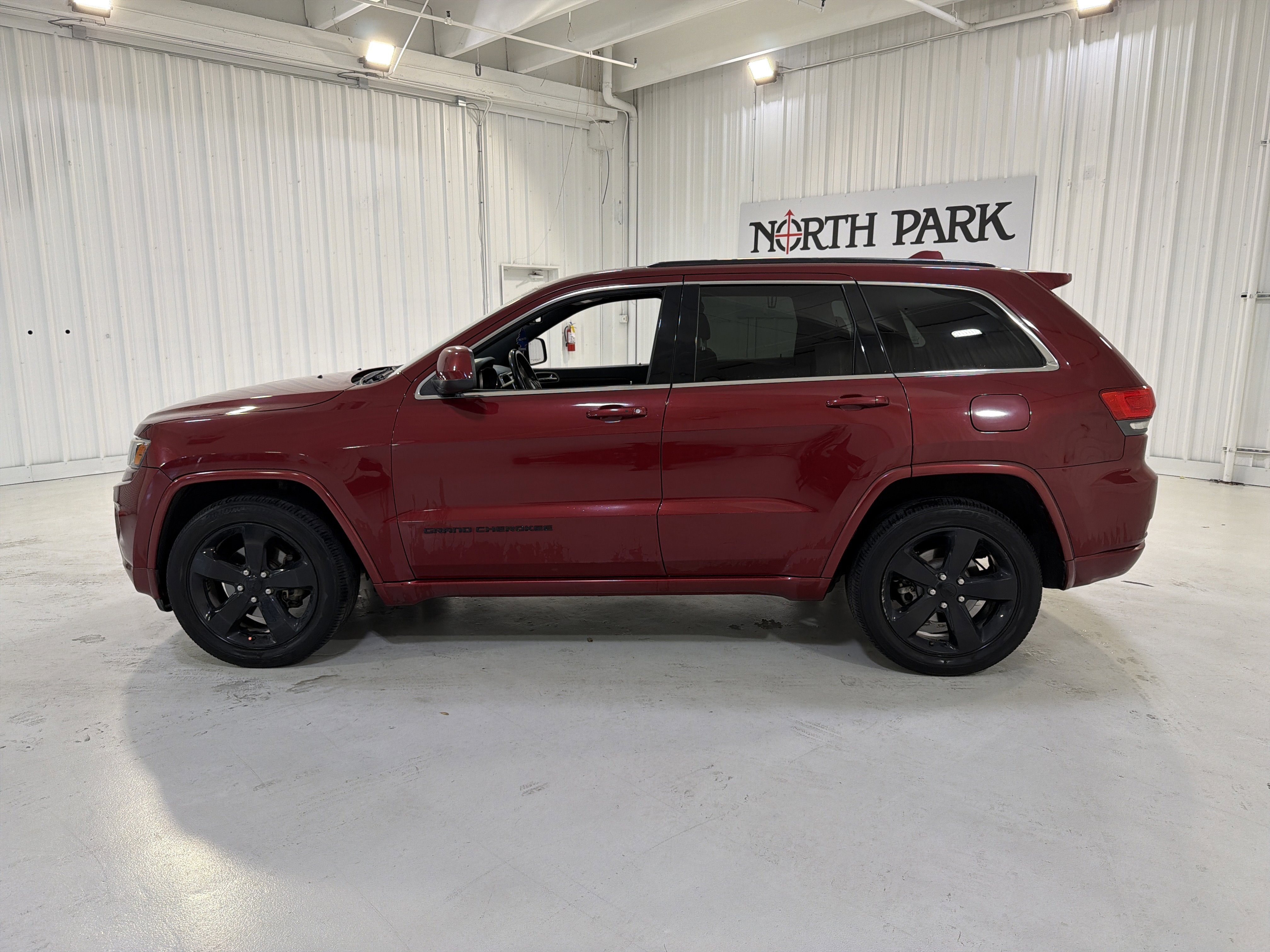 Used 2015 Jeep Grand Cherokee Altitude image 2