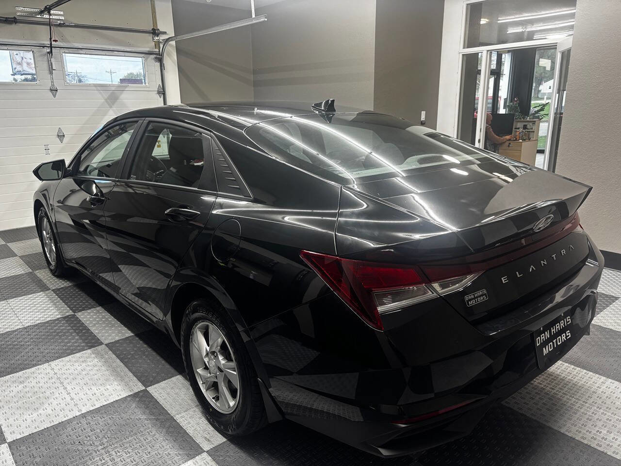 Used 2023 Hyundai Elantra SE FWD image 9