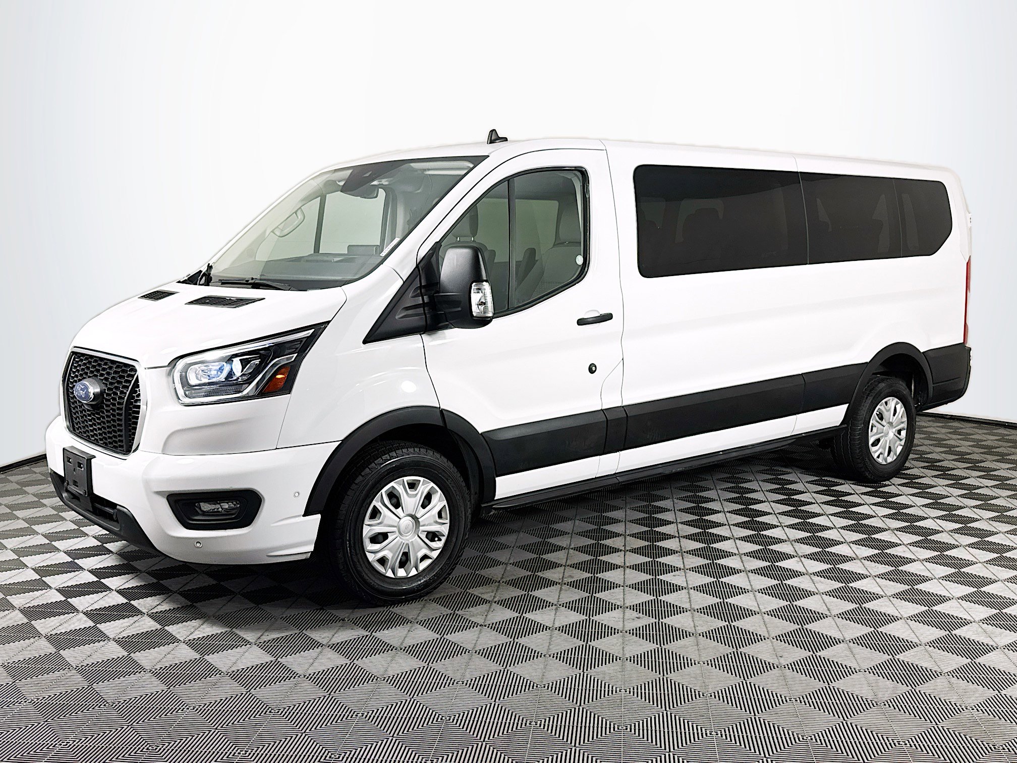 Used 2023 Ford Transit 350 XLT image 4