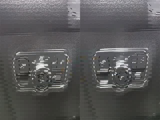 Used 2025 Mercedes-Benz GLB 250 image 26