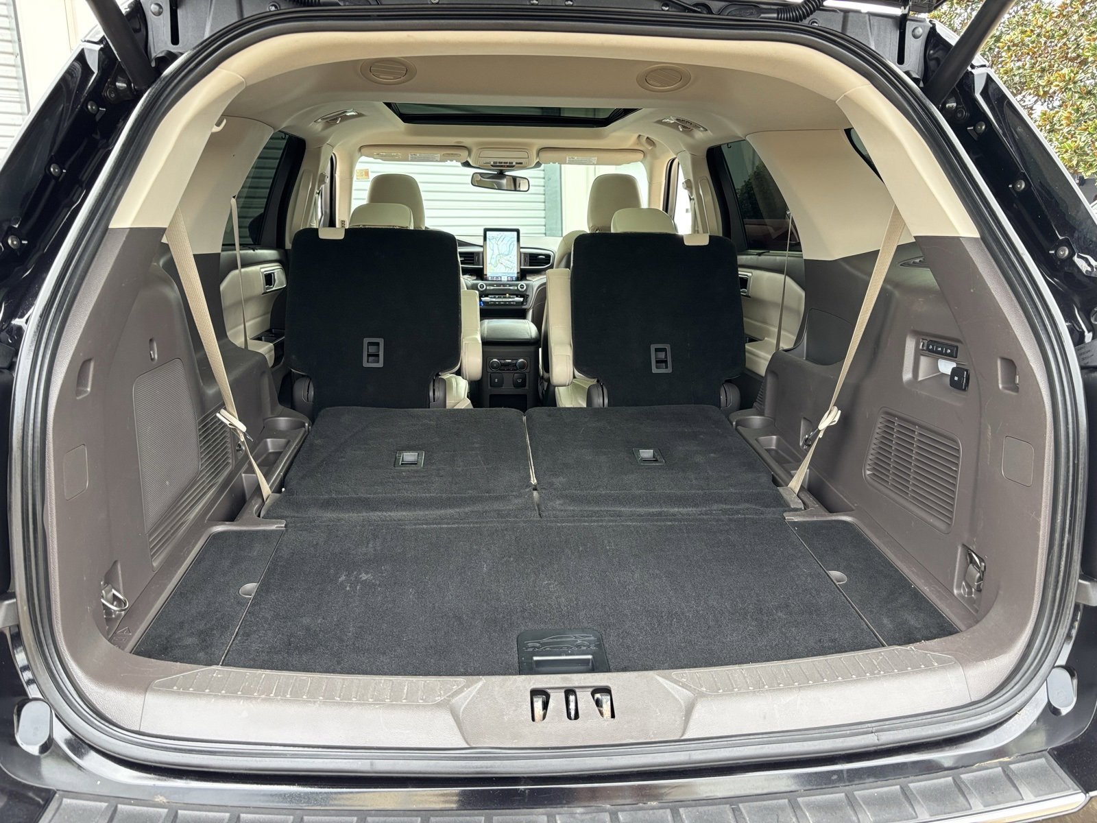 Used 2020 Ford Explorer Platinum w/ Premium Technology Package image 21