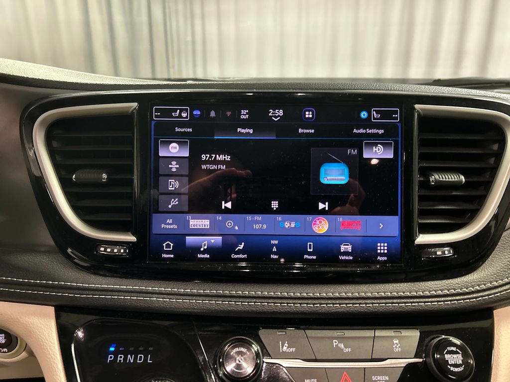 Used 2024 Chrysler Pacifica Select image 17