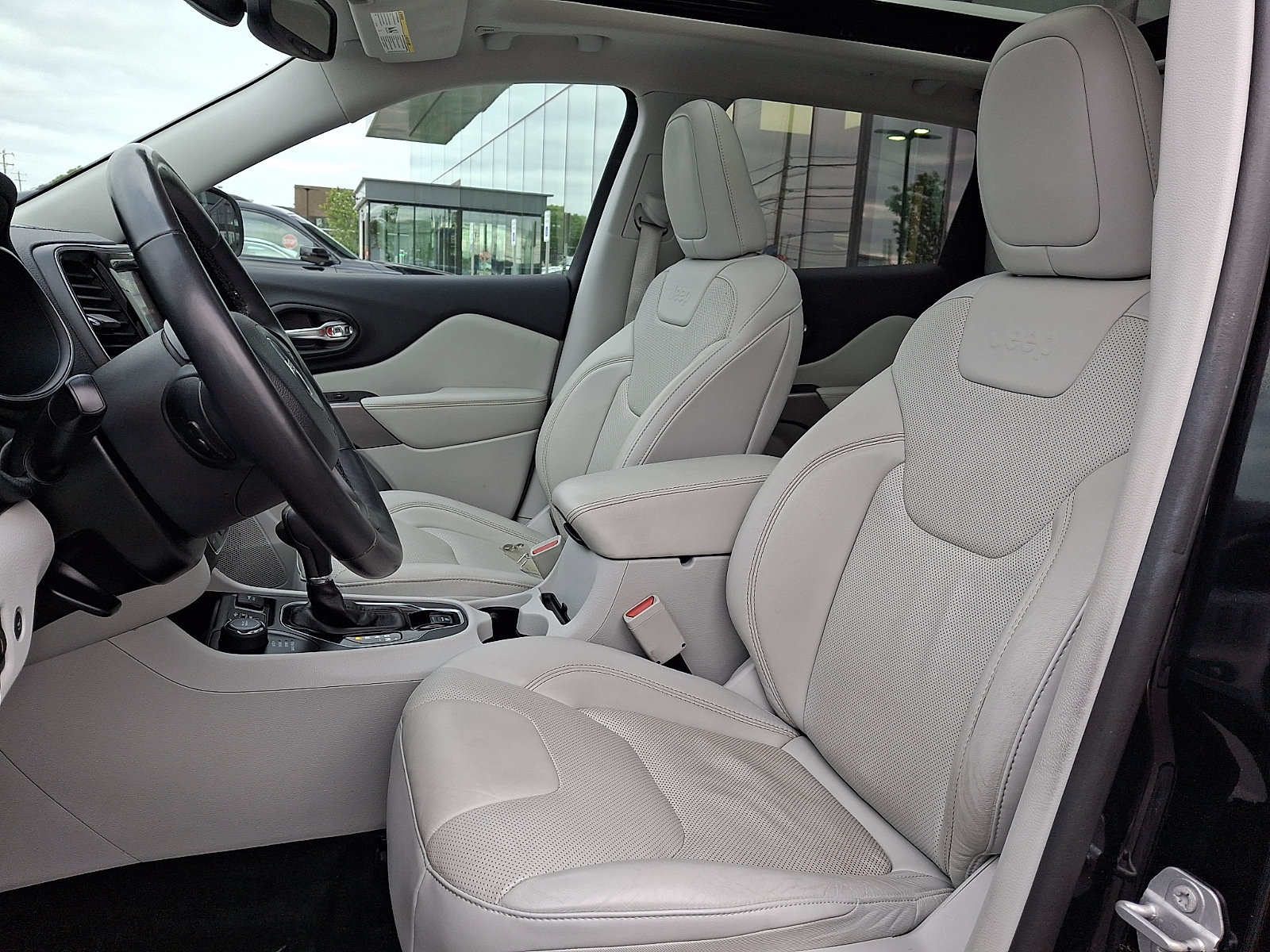 Used 2019 Jeep Cherokee Limited AWD/4WD image 13
