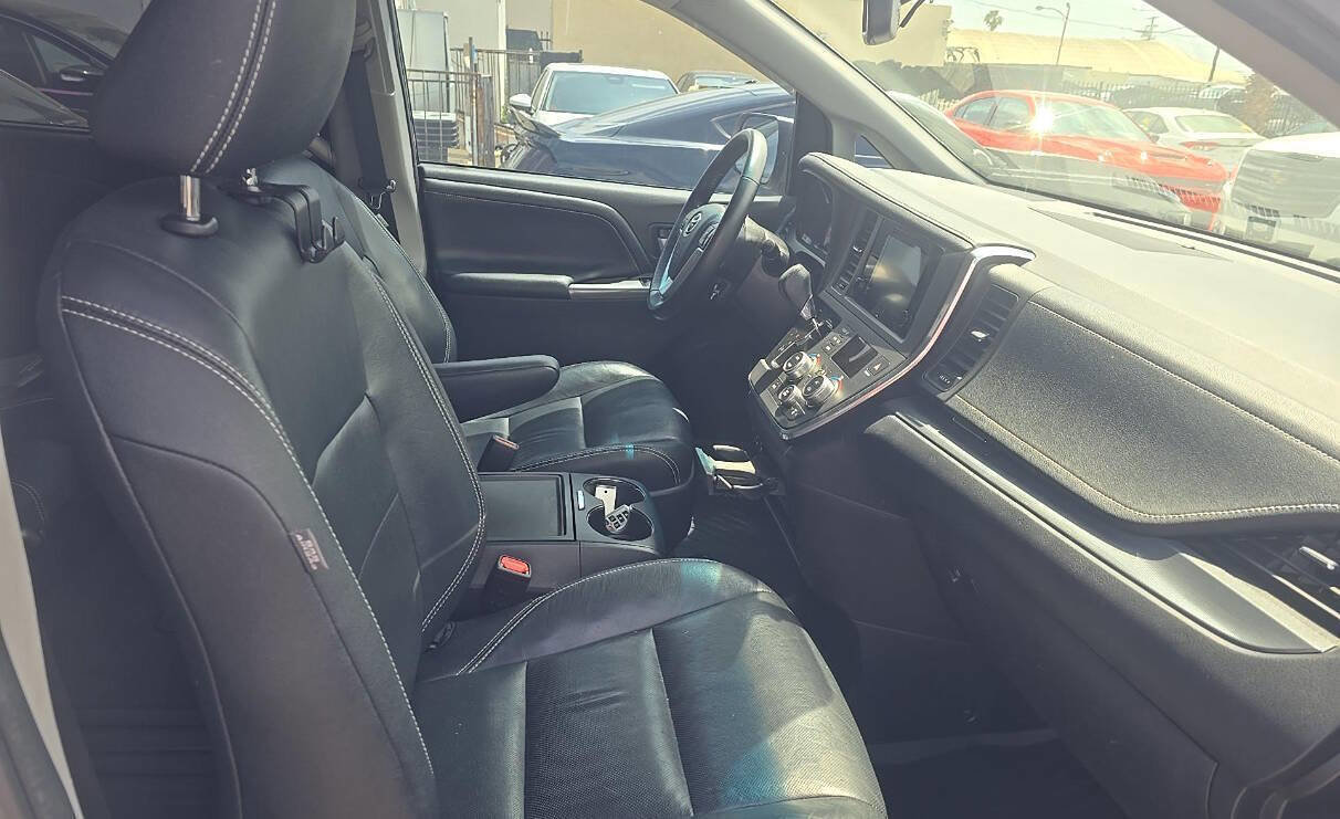 Used 2017 Toyota Sienna SE FWD image 7