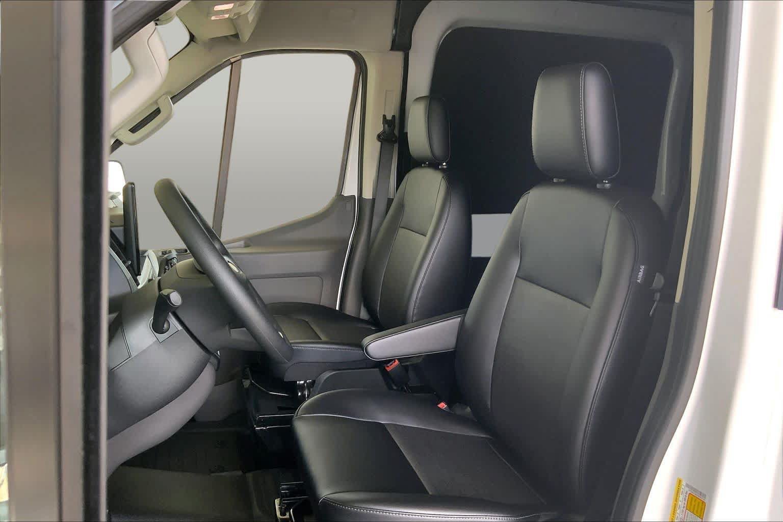 New 2026 Ford Transit 250 148 Medium Roof w/ Load Area Protection Package RWD image 9