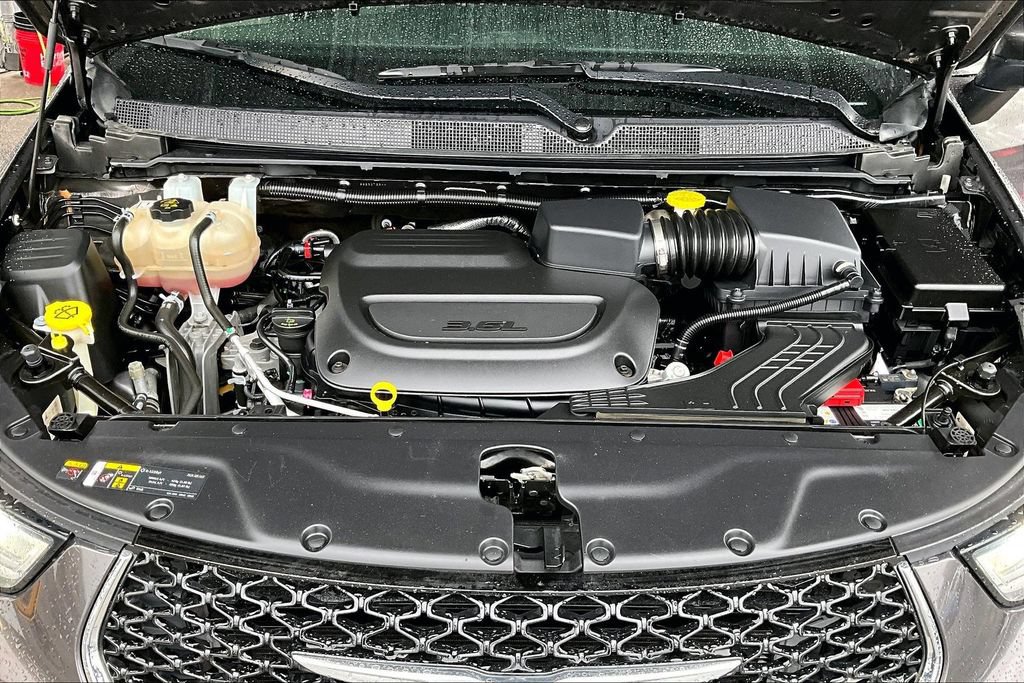 Used 2023 Chrysler Pacifica Touring-L FWD image 28