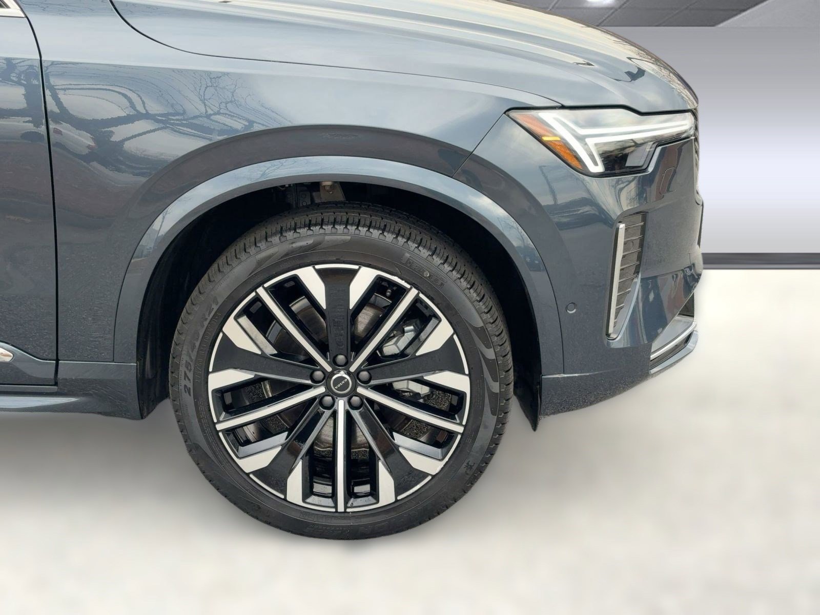 Certified 2025 Volvo XC90 B6 Plus image 12