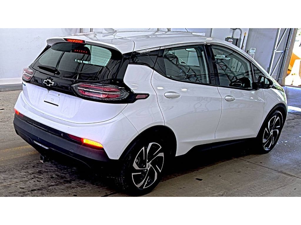 Used 2022 Chevrolet Bolt LT w/ Infotainment Package FWD image 3