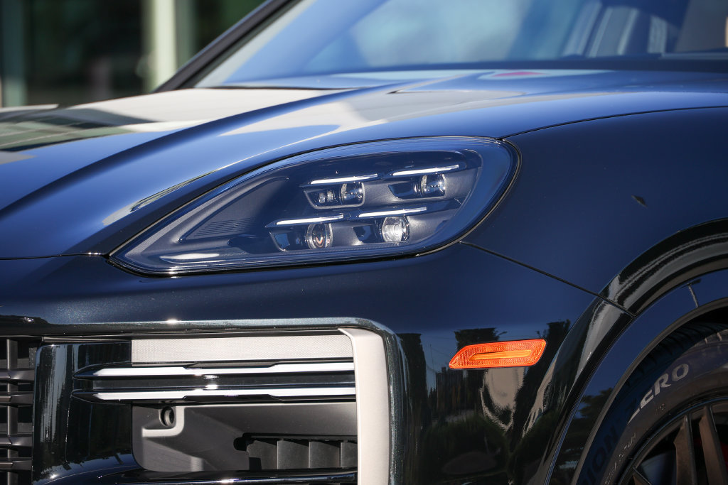 Certified 2025 Porsche Cayenne Turbo AWD/4WD image 8
