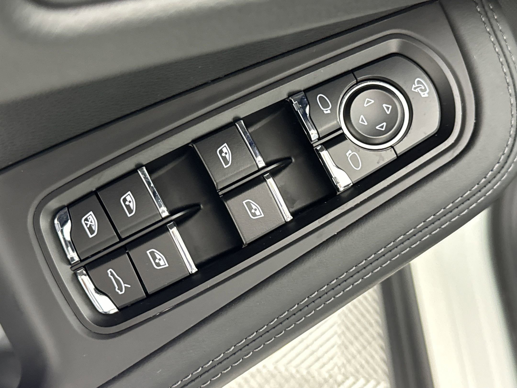 Certified 2025 Porsche Macan image 13