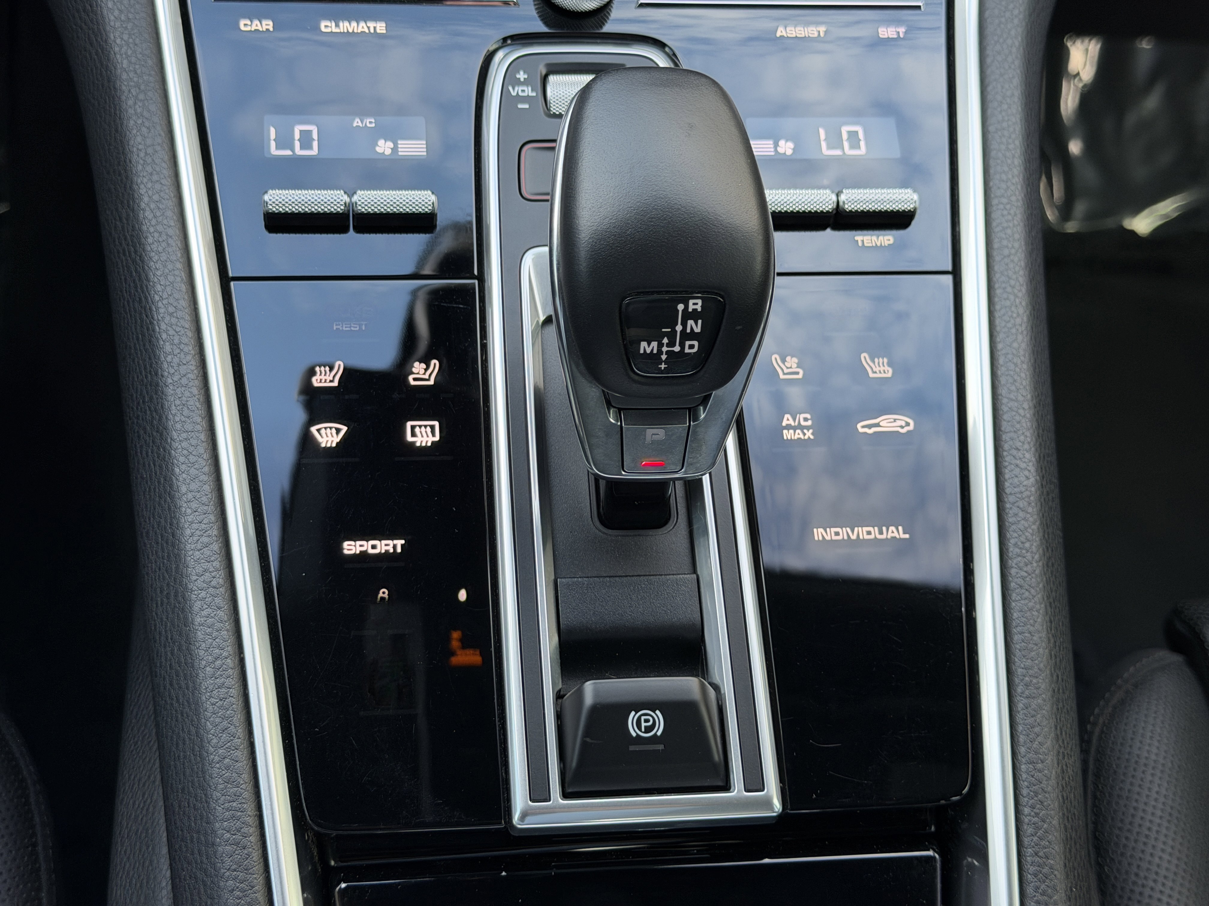 Certified 2020 Porsche Panamera image 34