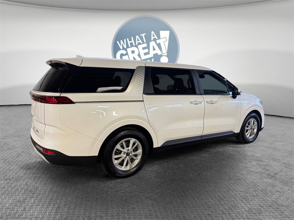 Used 2023 Kia Carnival LX image 3