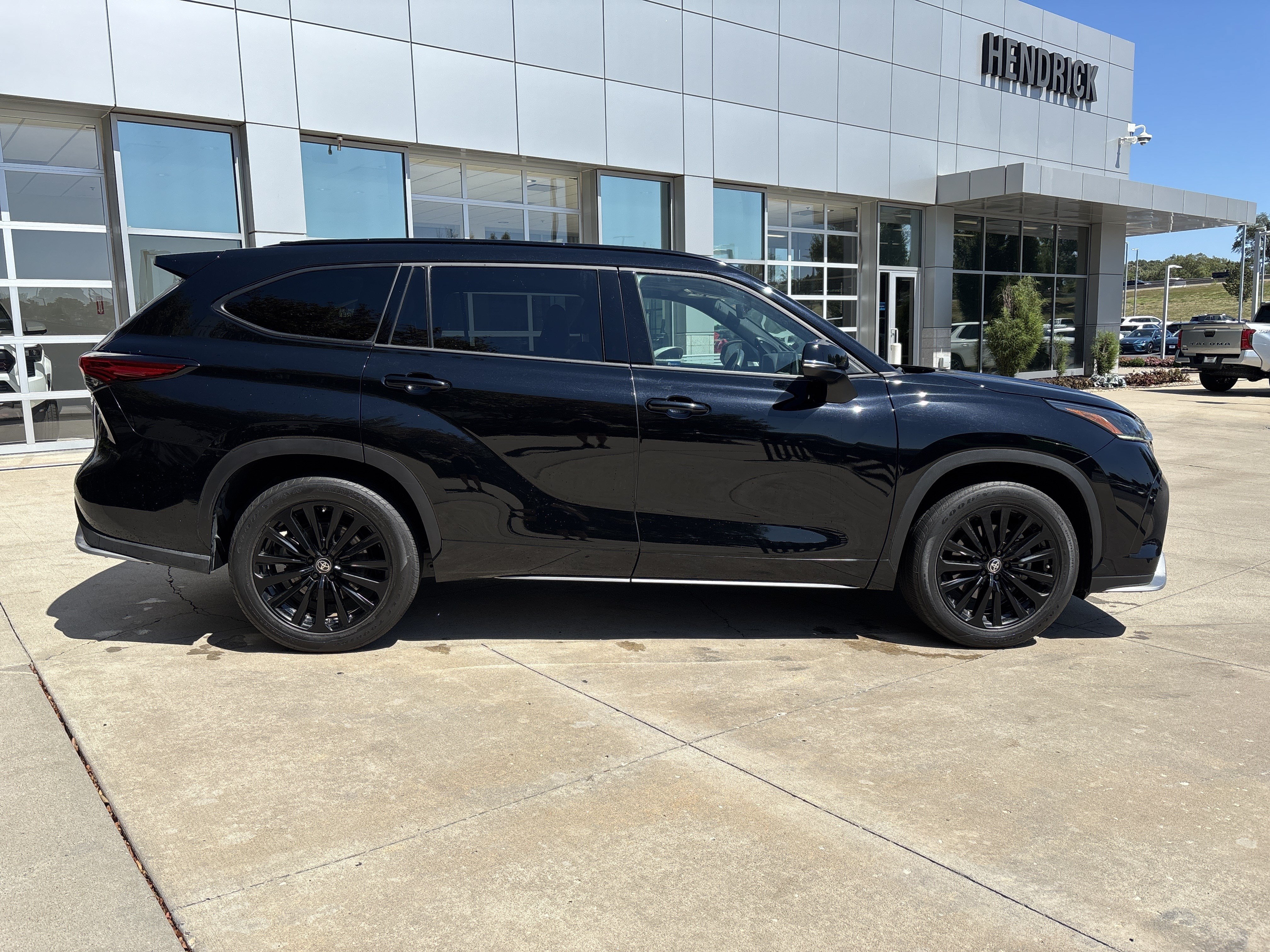 Used 2023 Toyota Highlander XSE AWD/4WD image 10