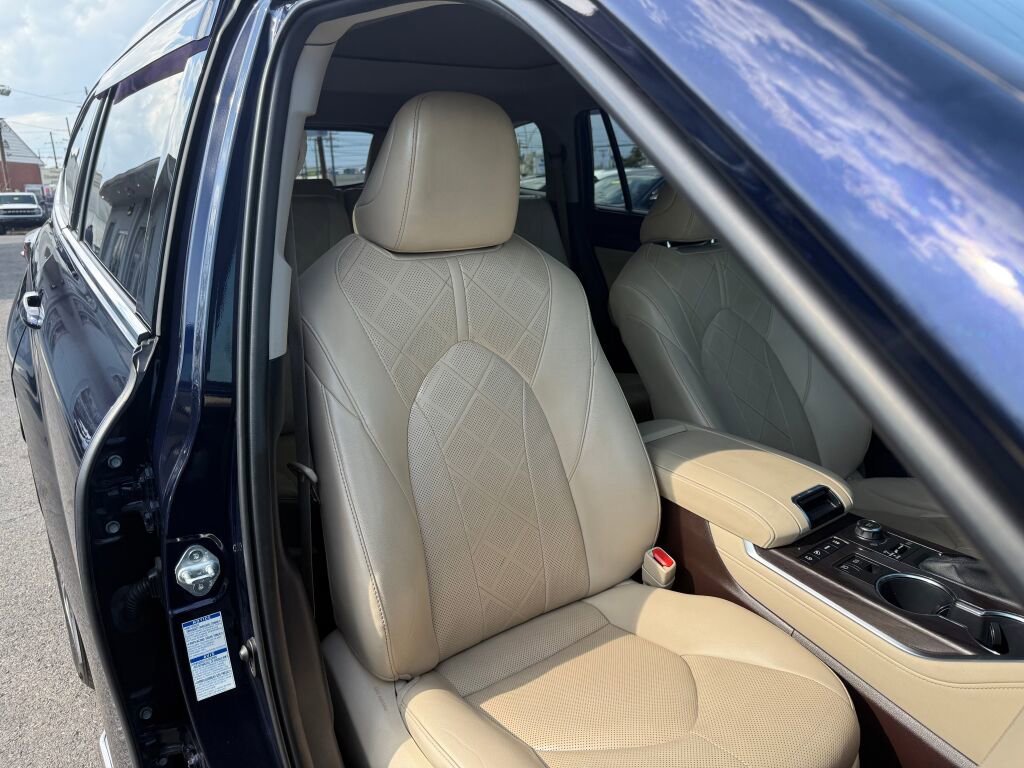 Used 2021 Toyota Highlander Platinum image 32