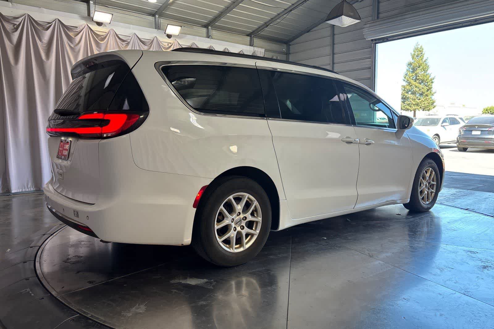 Used 2022 Chrysler Pacifica Touring-L FWD image 3
