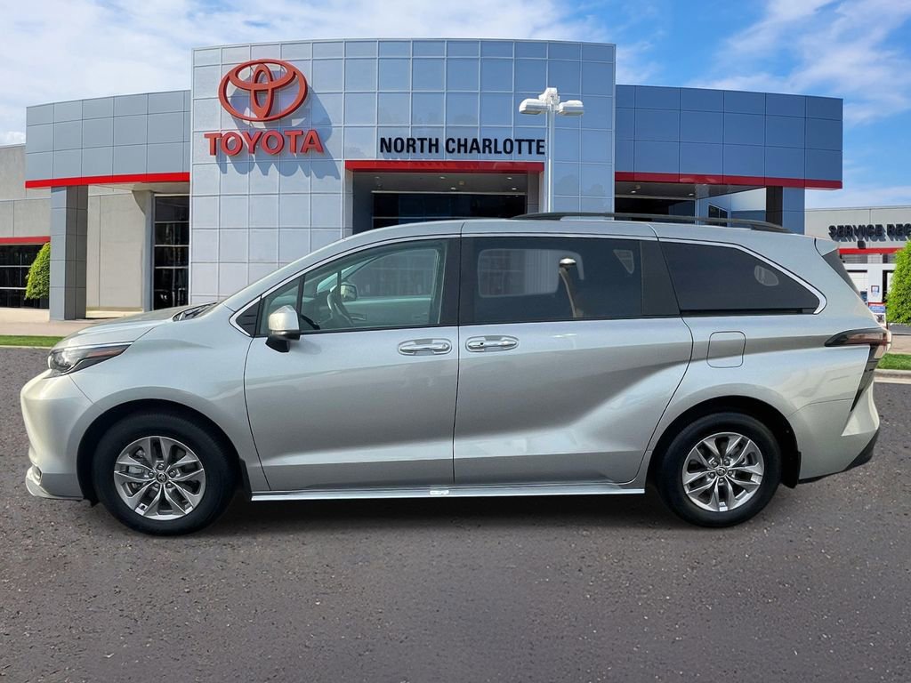 Used 2025 Toyota Sienna XLE image 6