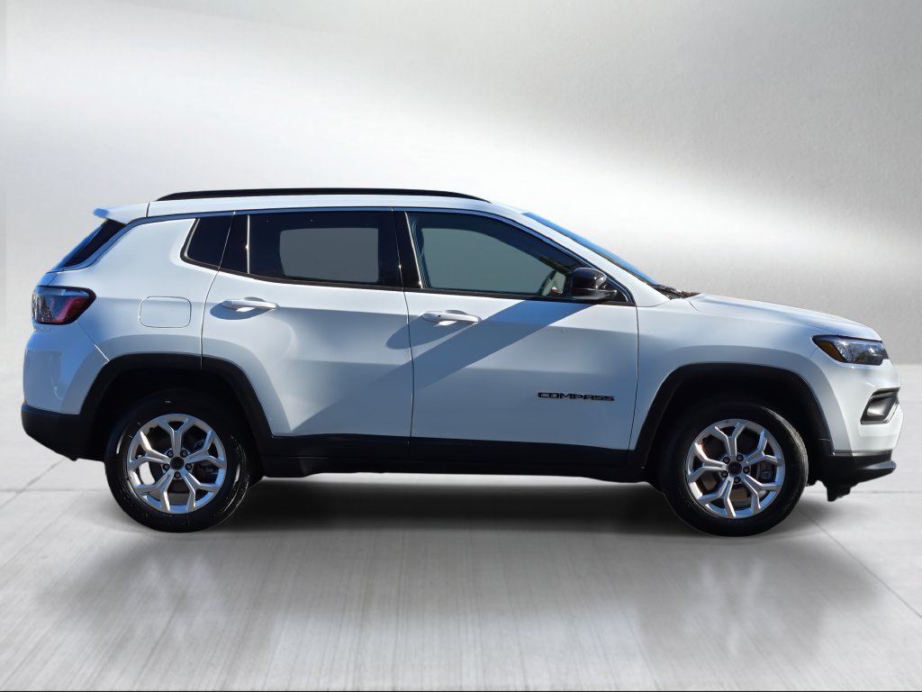 Used 2025 Jeep Compass Latitude AWD/4WD image 2