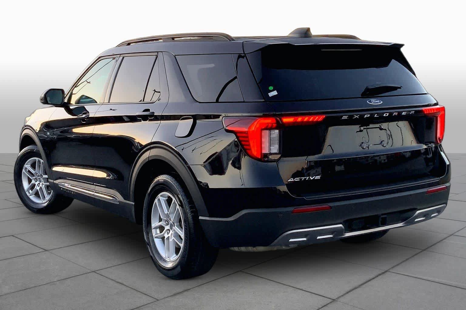 Used 2025 Ford Explorer Active w/ Active Comfort Package RWD image 11