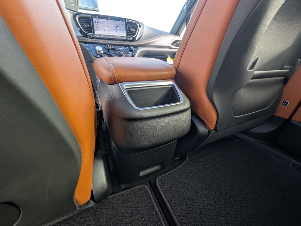 New 2026 Chrysler Pacifica Pinnacle w/ Trailer Tow Group FWD image 49