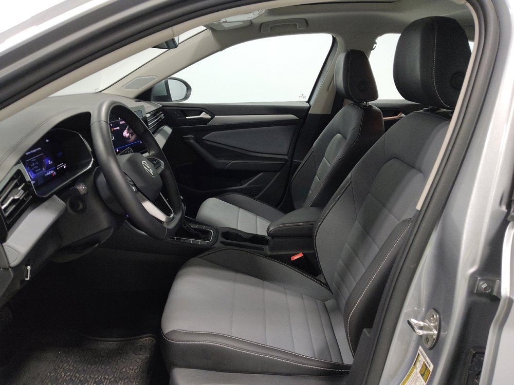 Used 2025 Volkswagen Jetta SE w/ Sunroof Package image 17