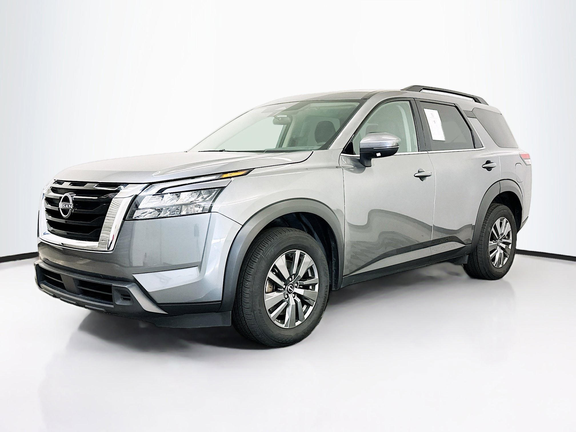 Used 2025 Nissan Pathfinder SV image 3