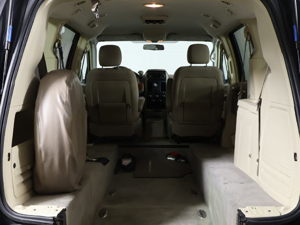 Used 2008 Chrysler Town & Country LX image 8