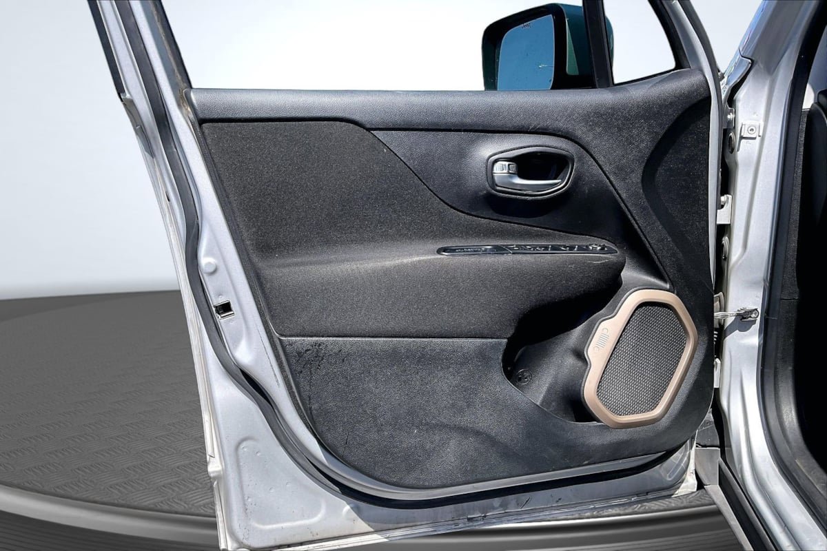 Used 2015 Jeep Renegade Latitude FWD image 23