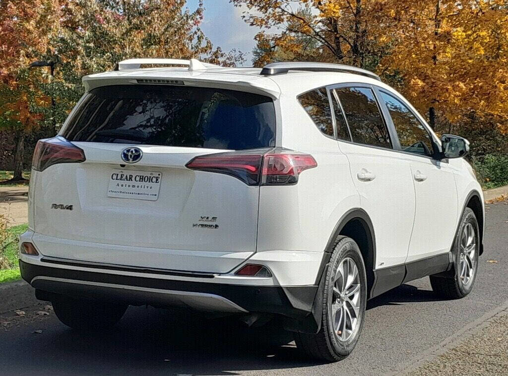 Used 2018 Toyota RAV4 XLE image 2