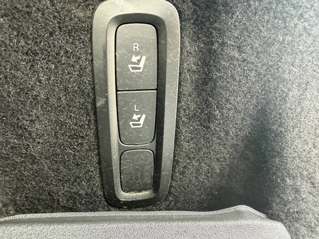 Used 2019 Volvo XC60 T6 Momentum w/ Multimedia Package AWD/4WD image 28
