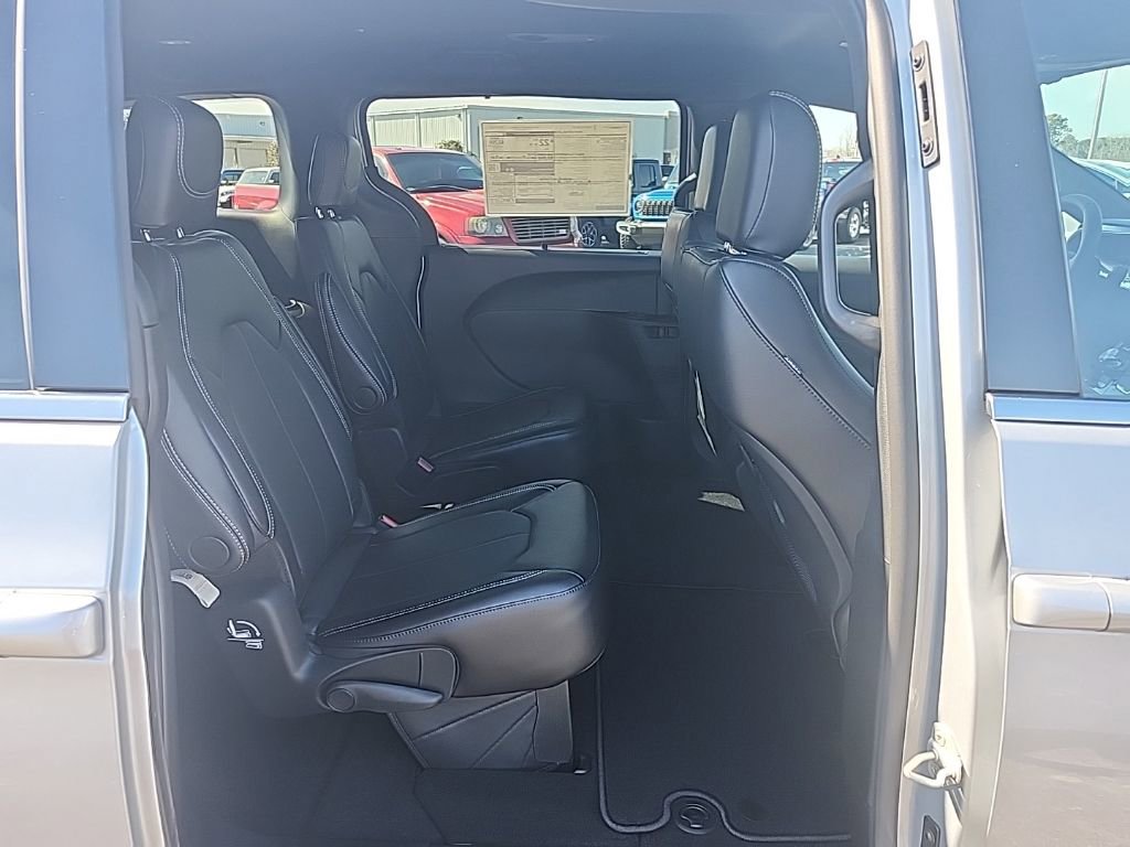 New 2026 Chrysler Pacifica Select image 31