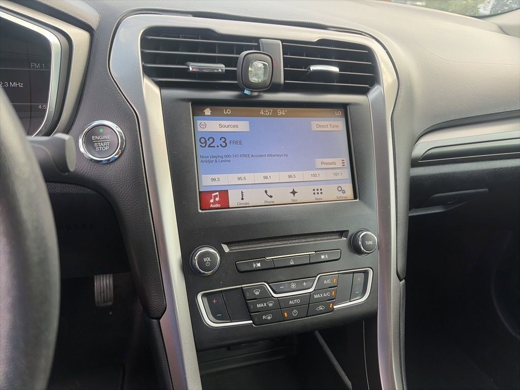 Used 2017 Ford Fusion SE w/ Equipment Group 201A FWD image 9