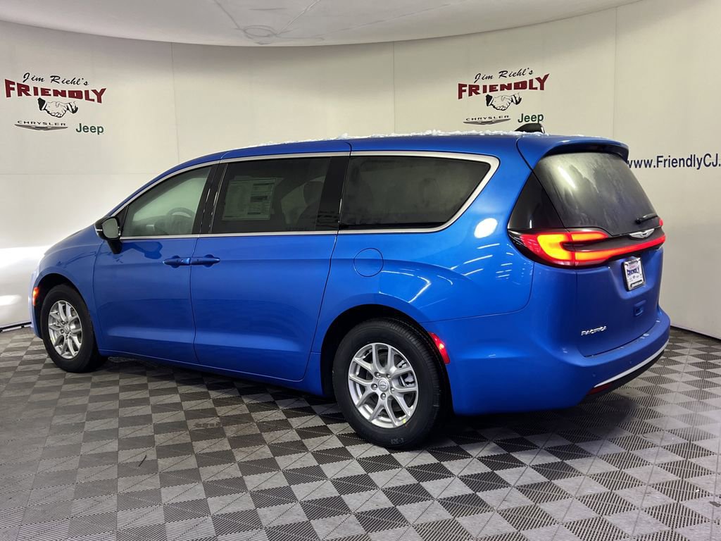 New 2026 Chrysler Pacifica Select image 4