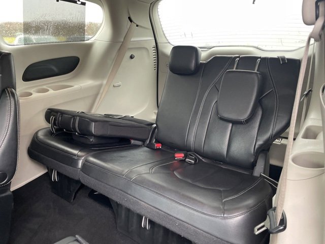 Used 2022 Chrysler Pacifica Touring-L image 10