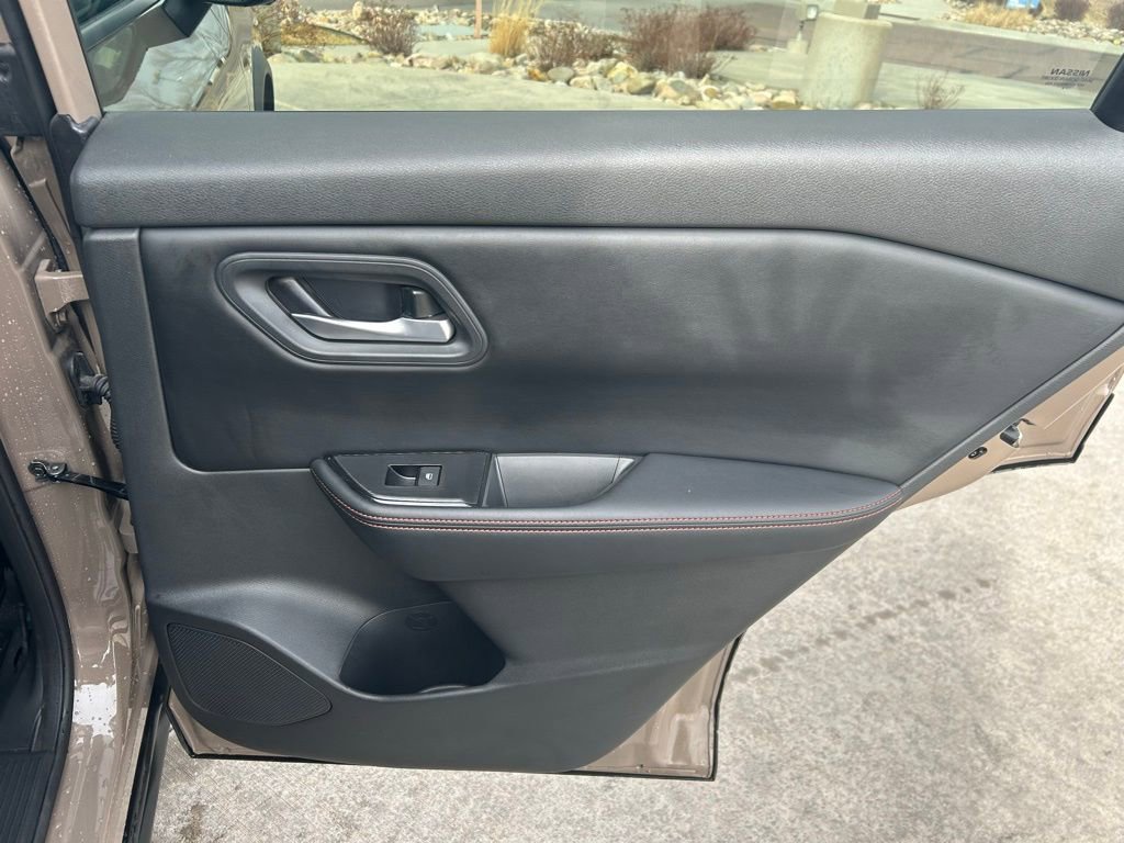 Used 2025 Nissan Rogue SV image 30